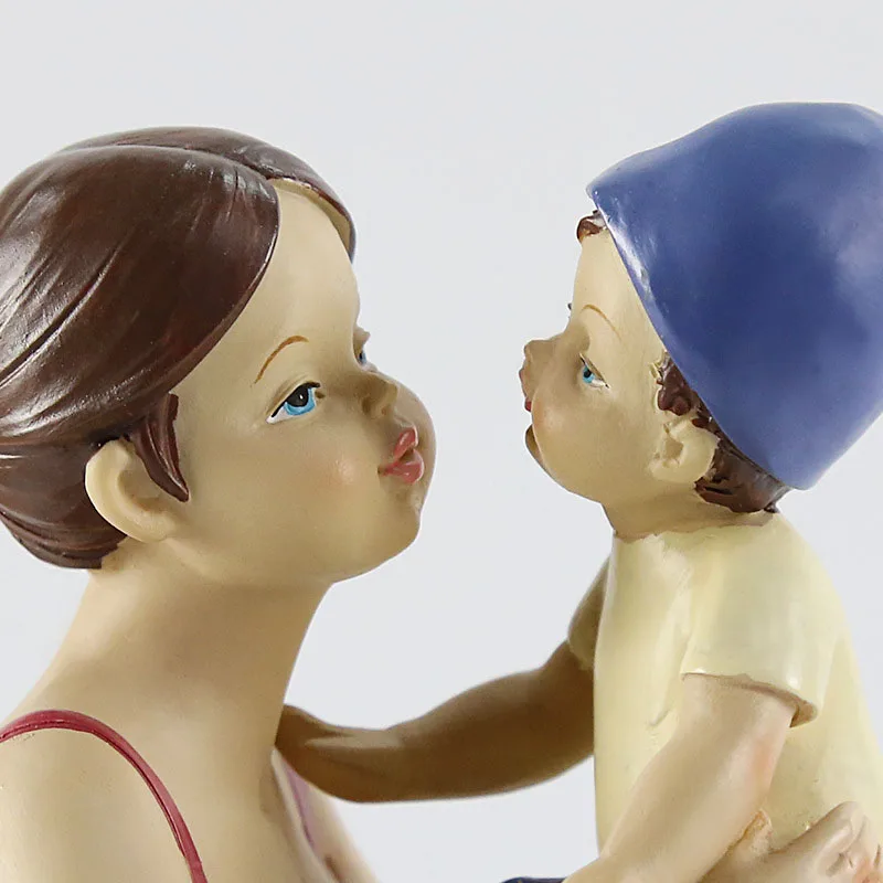 Скульптура героев американской серии Мама и сын Теплая семейная статуя из смолы