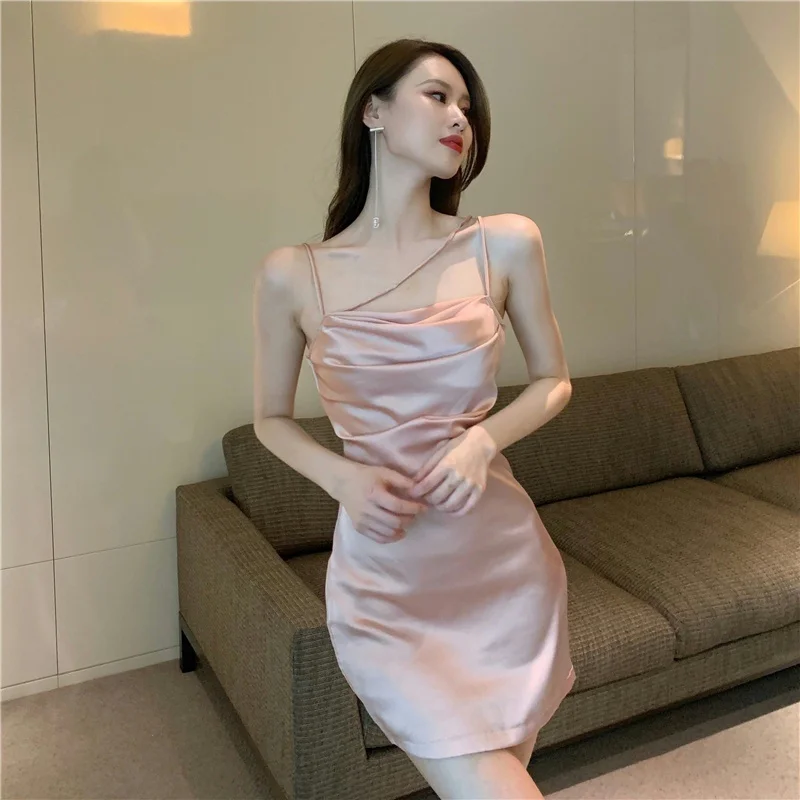

Женское облегающее атласное платье на тонких бретельках, с поясом