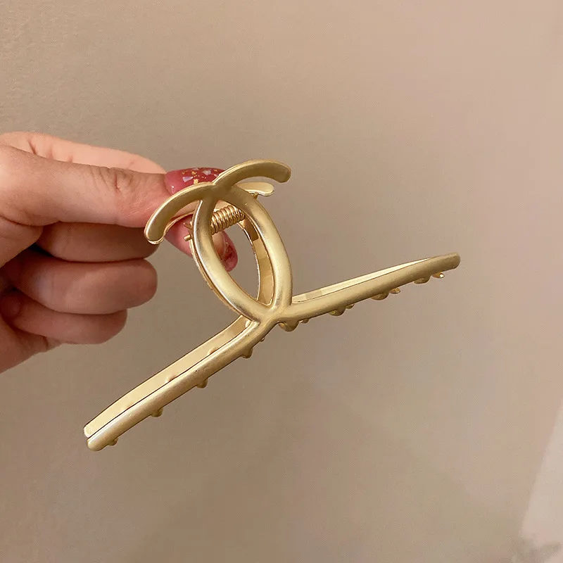 

Корейский ретро матовый золотой металлический зажим для волос темпераментная заколка для волос в виде акулы простые аксессуары для волос ж...