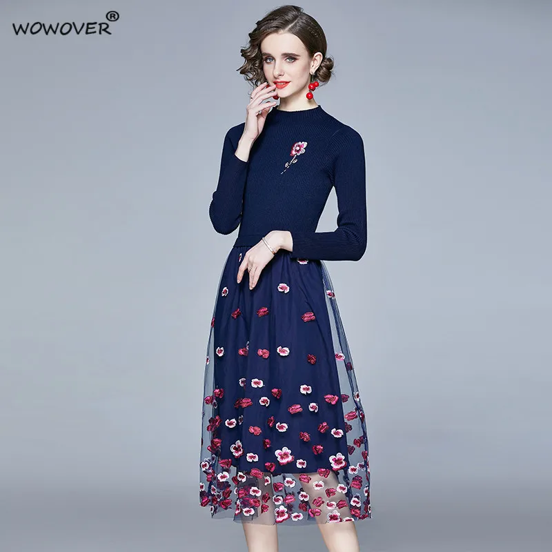 

Женское трикотажное платье-миди с цветочной вышивкой и длинным рукавом