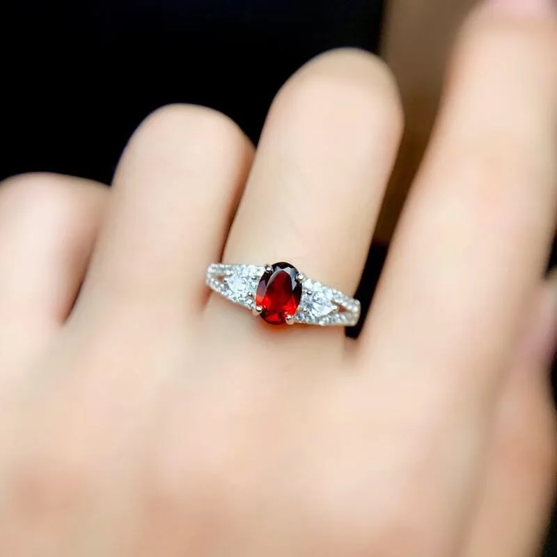 Новое натуральное мозамбикское кольцо-гранат в форме голубя серебро 925 пробы