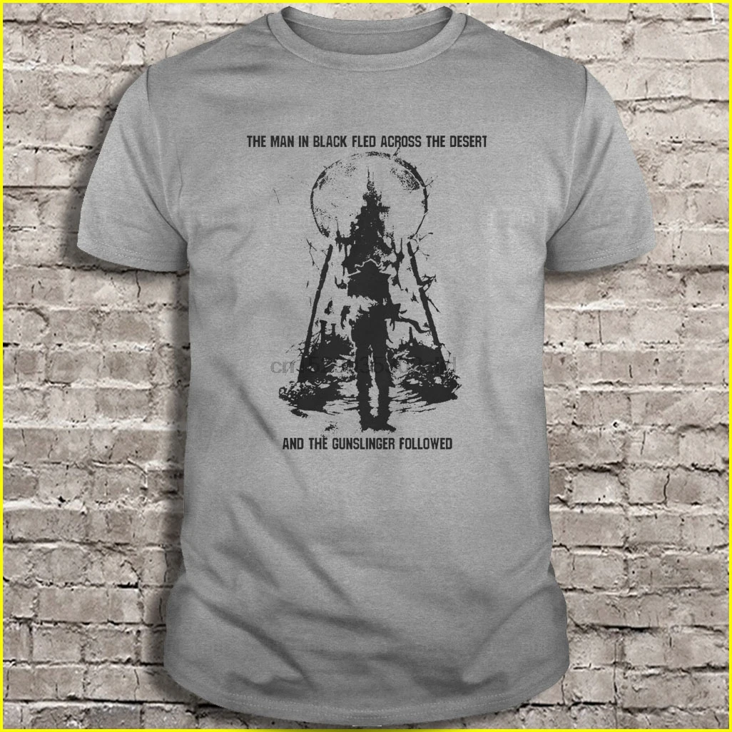 Мужская футболка человек в черном бежит через пустыню и стрелок следом за