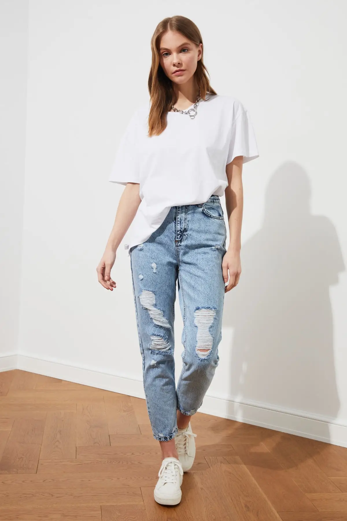 

Trendyol Blue Yırtıklı High Bel Mom Jeans TWOSS21JE0398