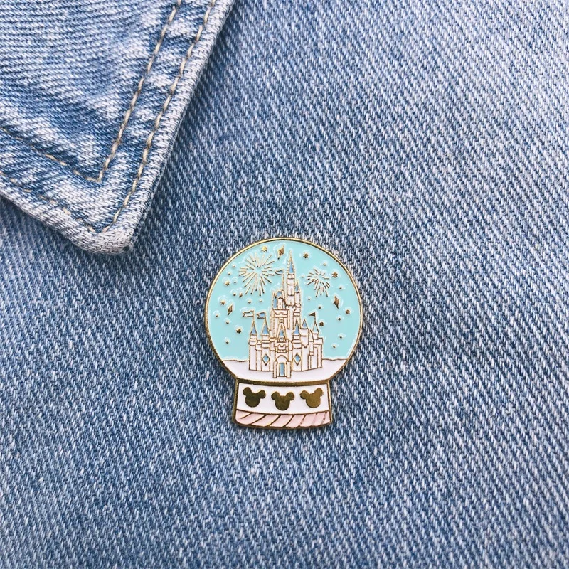 Эмалированная брошь с изображением замка хрустального шара фейерверка