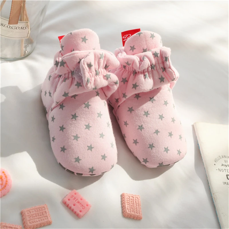 Ботиночки для новорожденных хлопковые мягкие Нескользящие со звездочками | - Фото №1