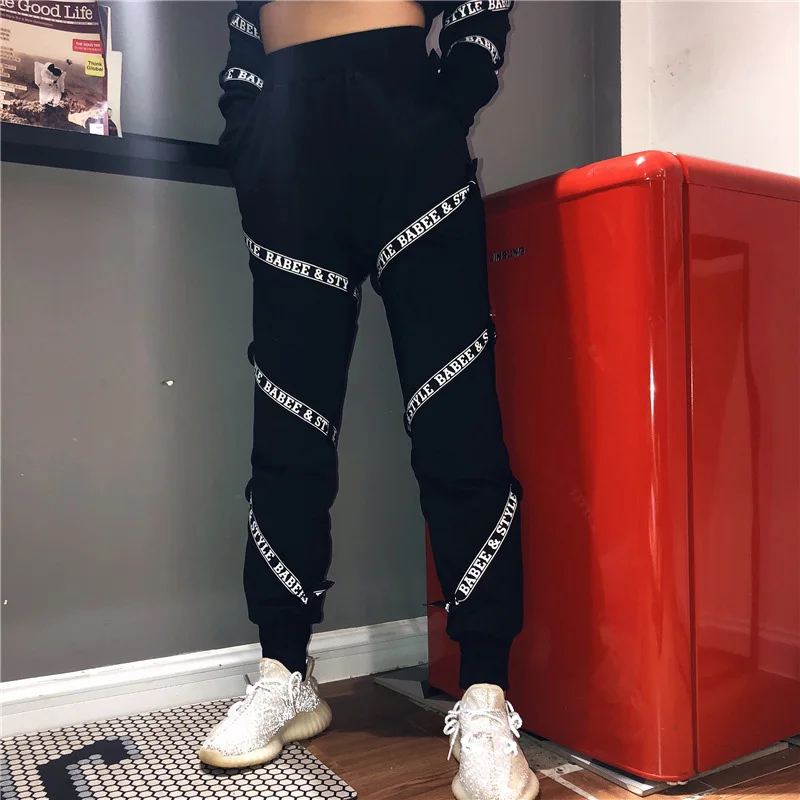 Fitshinling Athleisure повседневный комплект из 2 предметов с поясом и буквенным принтом