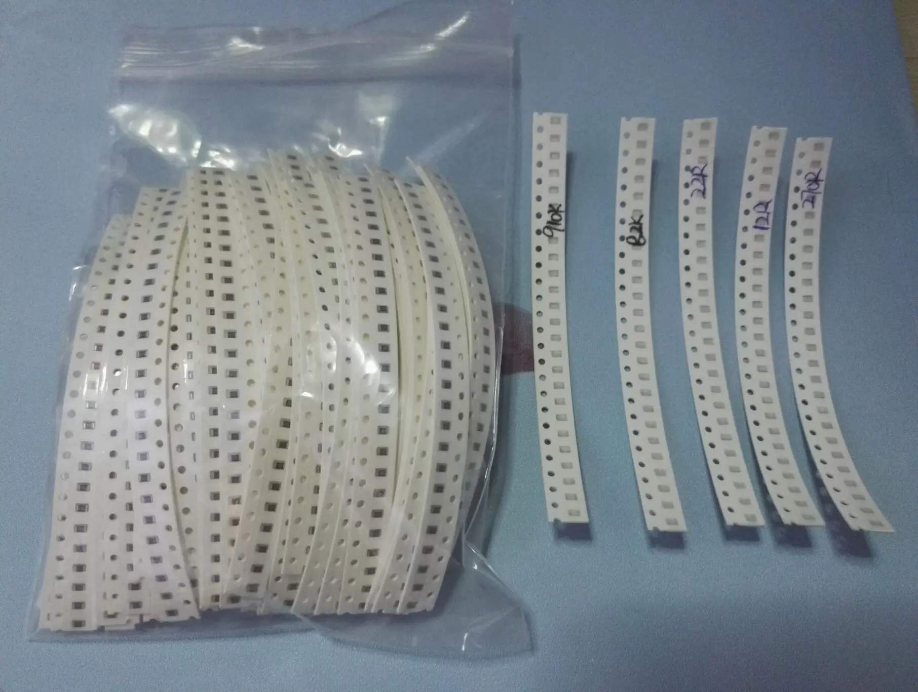 0805 SMD резистор набор 80 видов x 25 шт = 2000 10R до 1 м 5% образец Ассорти 910K 470K 100K 10K 4 7 K 1K 470R