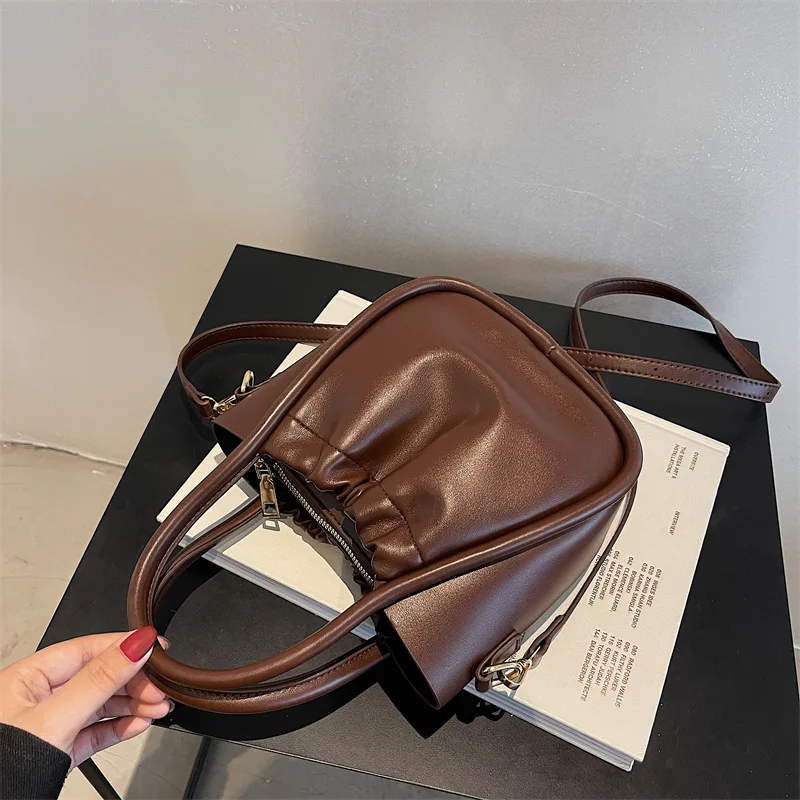 

High-quality Ladies Simple Handbag 2021 Autumn and Winter New Style Shoulder Bag Fashion Messenger Bag Retro Fold Bucket Bag