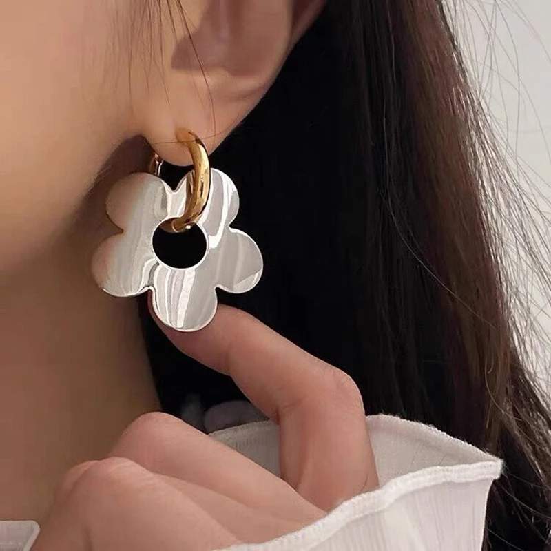 

Vintage Hollow Silver Color Metal Flower Simple Hoop Earrings for Women Girls 2021 New Trendy Geometric Circle Ear Gift Jewelry