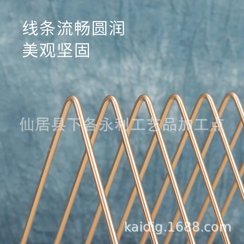 Простая треугольная подставка INS в скандинавском стиле для газет и магазинов