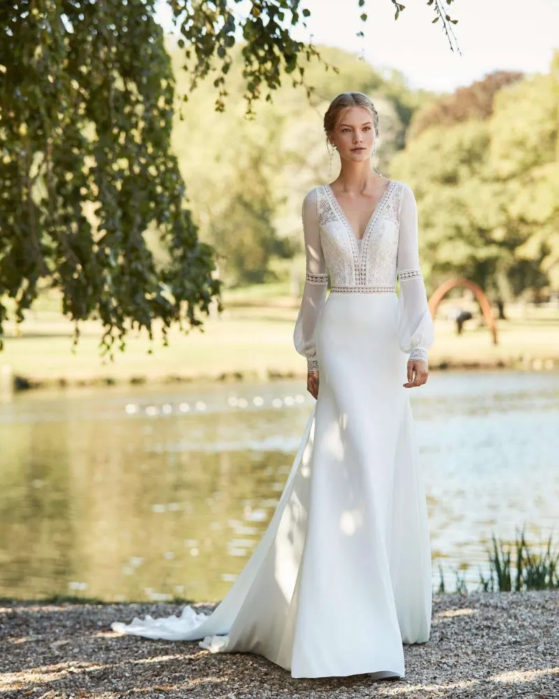 Белое свадебное платье цвета слоновой кости с пышными рукавами и открытой спиной