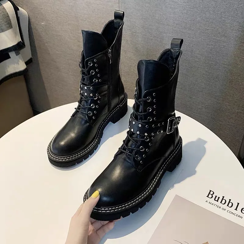 2019 г. женские ботинки байкерские черного цвета на плоской подошве со шнуровкой