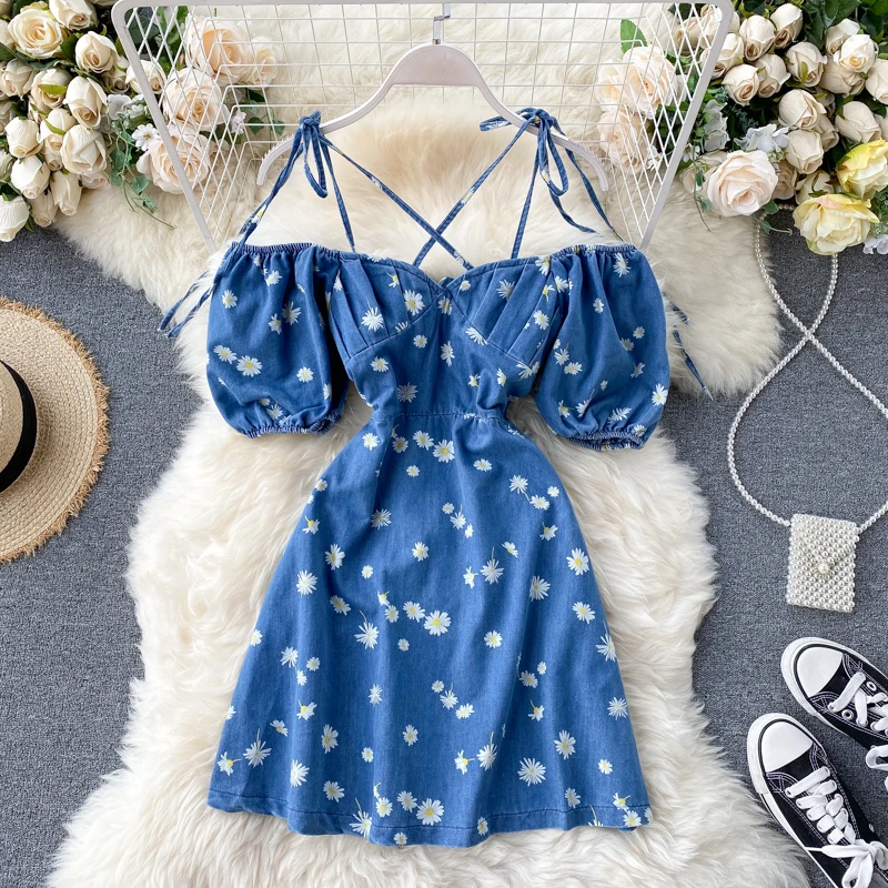 Женское джинсовое платье с цветочным принтом облегающее воротником хомутиком и