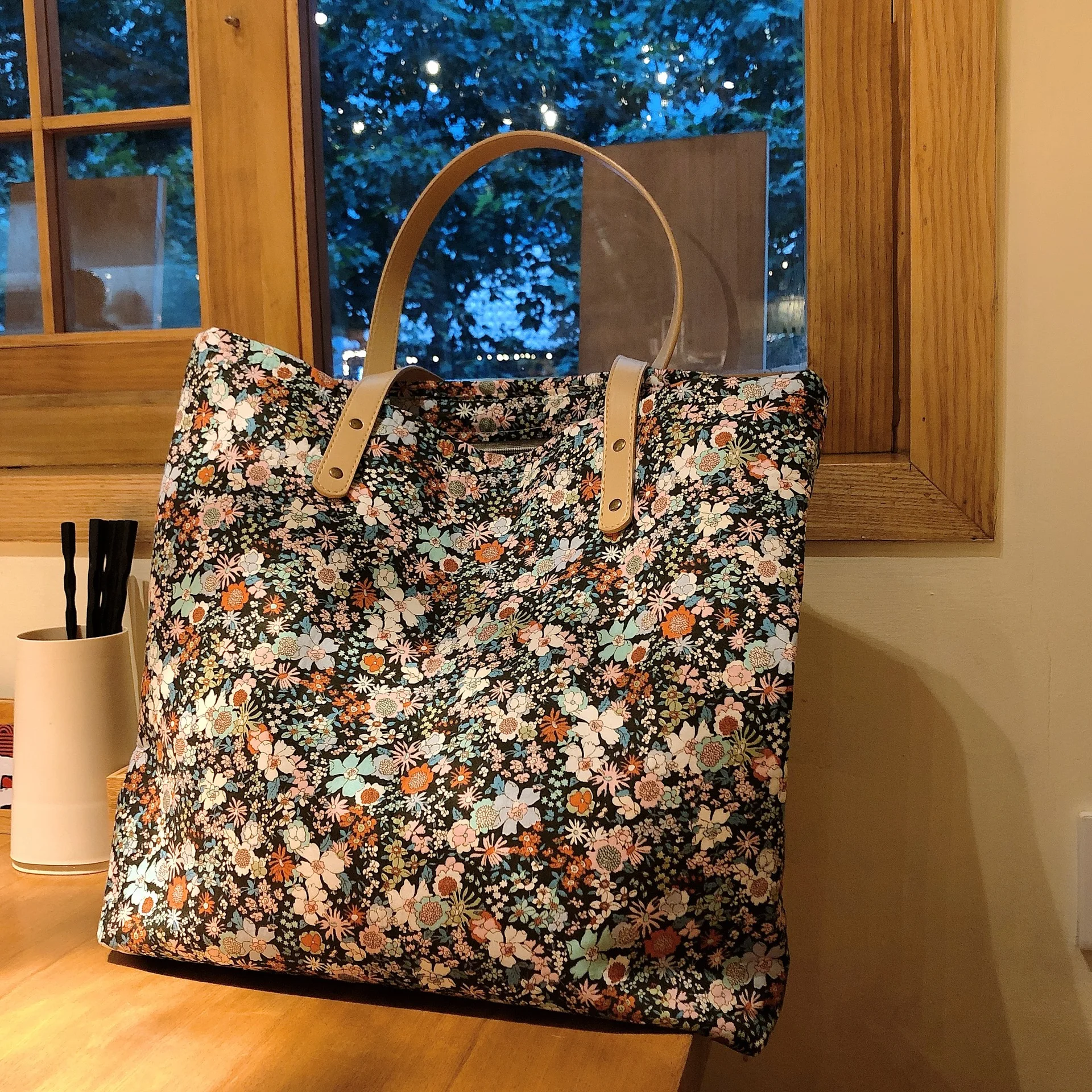 Черная тканевая сумка на одно плечо с цветочным принтом Женская вместительная