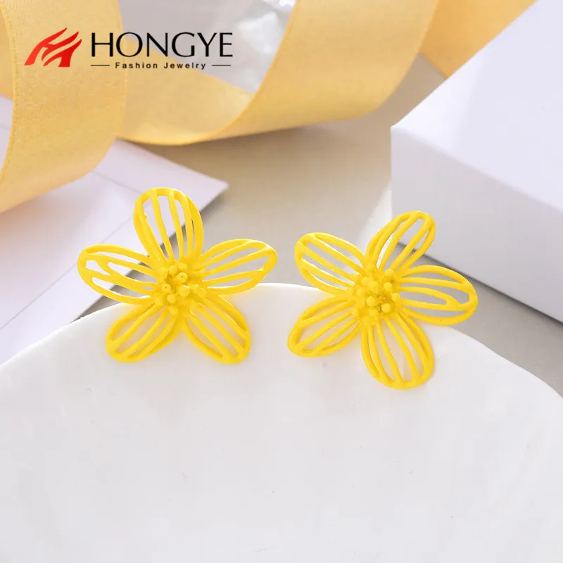 

HONGYE Bohemian Big Hollow Yellow Flower Stud Earrings For Women Statement Fashion Femme Brincos Wholesale Jewelry 2021 Hot