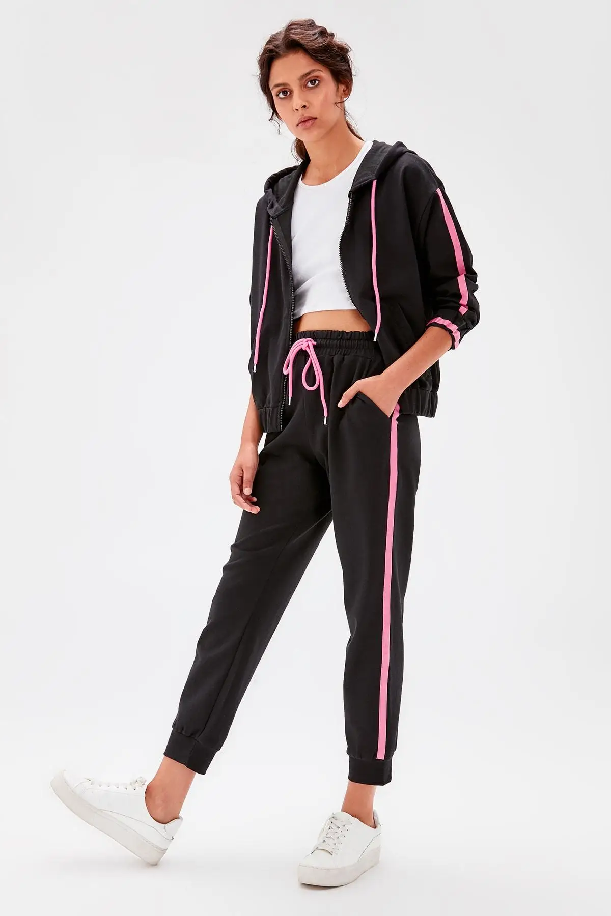 Trendyol черные трикотажные спортивные штаны с рельефной лентой TWOAW20EA0032 | Спорт и