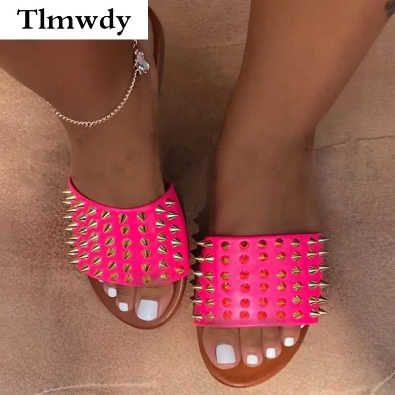 

2021 New Summer Women's Sandals Fashion Retro Rivet Women Casual Sandals Outdoor Beach Flat Slippers for Woman Platform Sandals