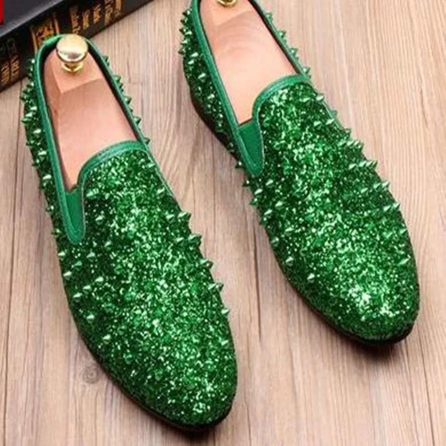 Туфли мужские с заостренным носком кожа плоская подошва заклепки металлическая