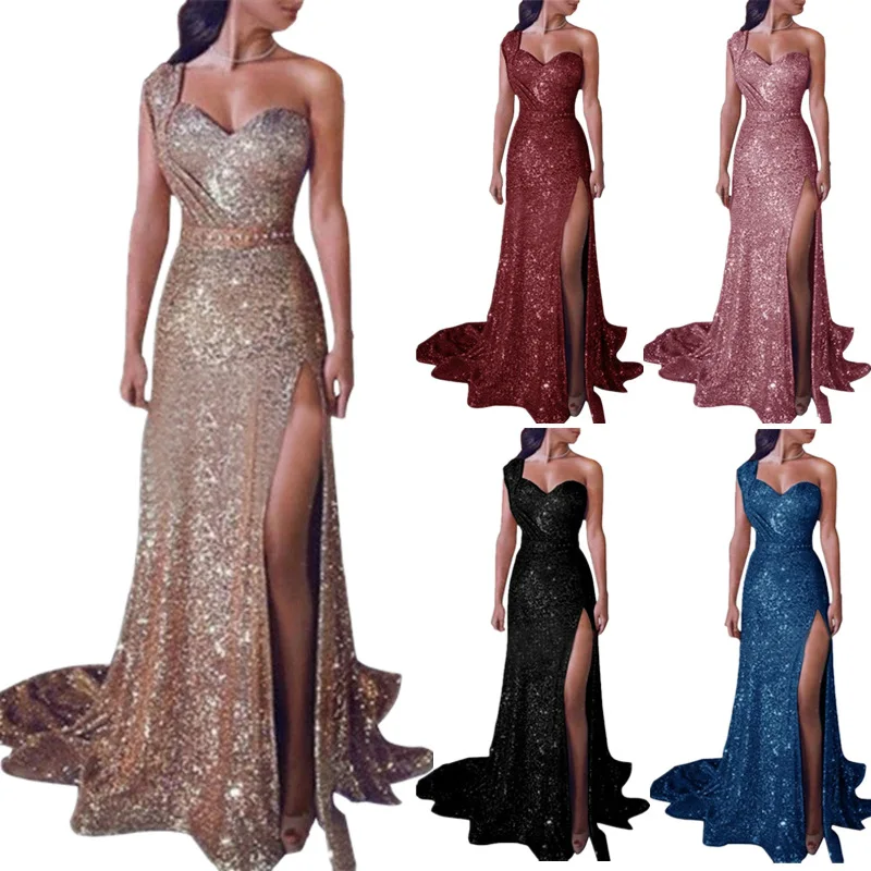 Элегантное красное блестящее длинное платье с открытыми плечами и разрезом