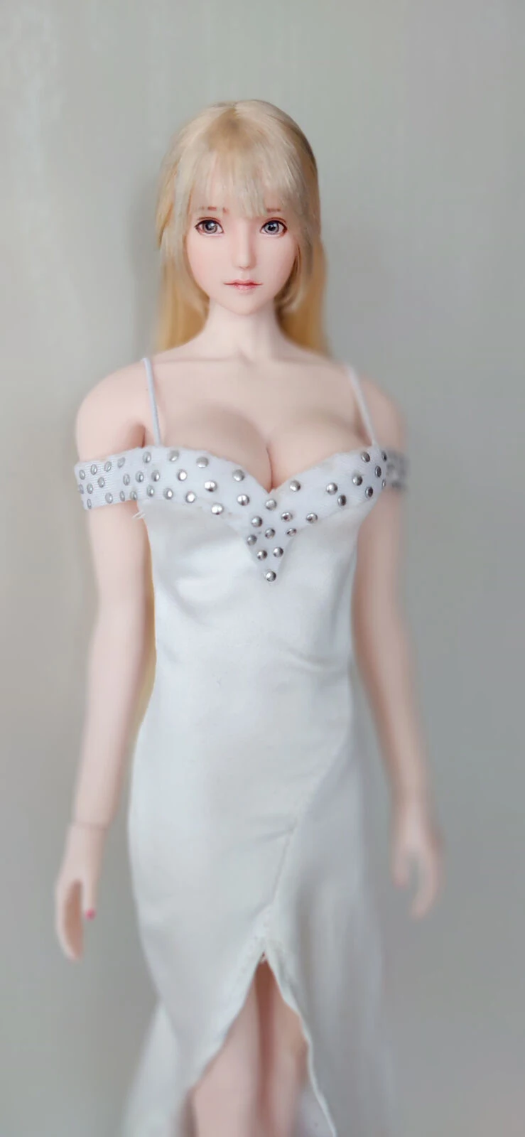 Модель модного женского платья в масштабе 1/6 см