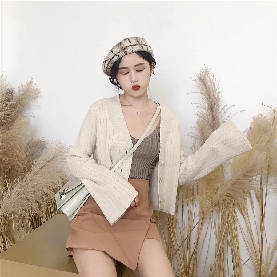 Женский вязаный кардиган на пуговицах с глубоким v-образным вырезом укороченный