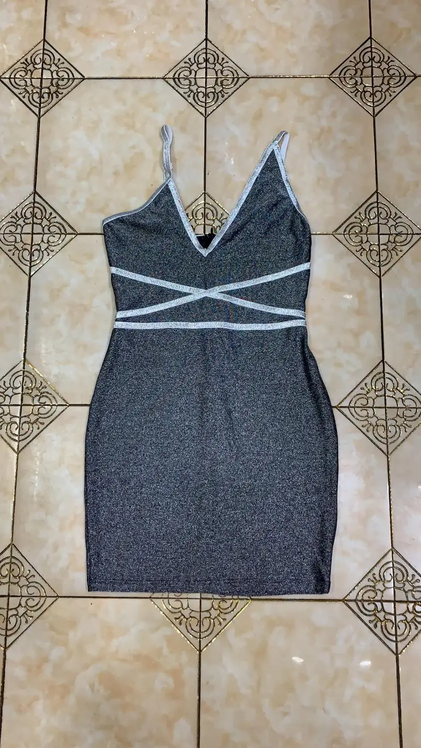 Женское облегающее платье на тонких бретелях элегантное серое вечерние