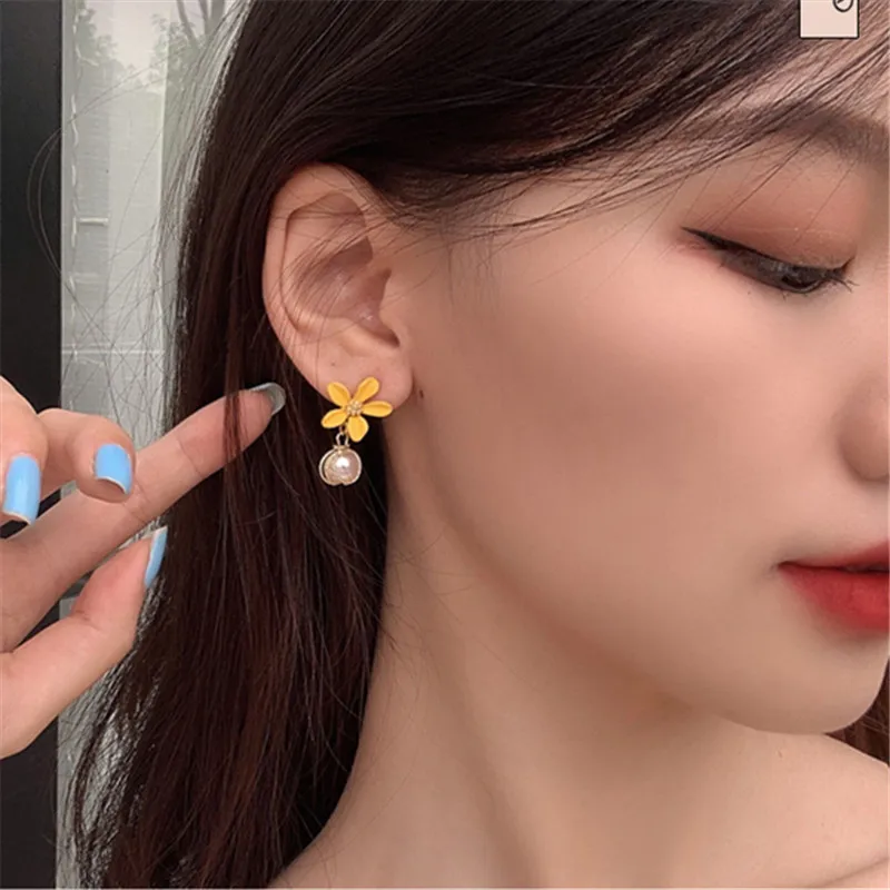 Серьги гвоздики с маленькими маргаритками и желтыми цветами темпераментные