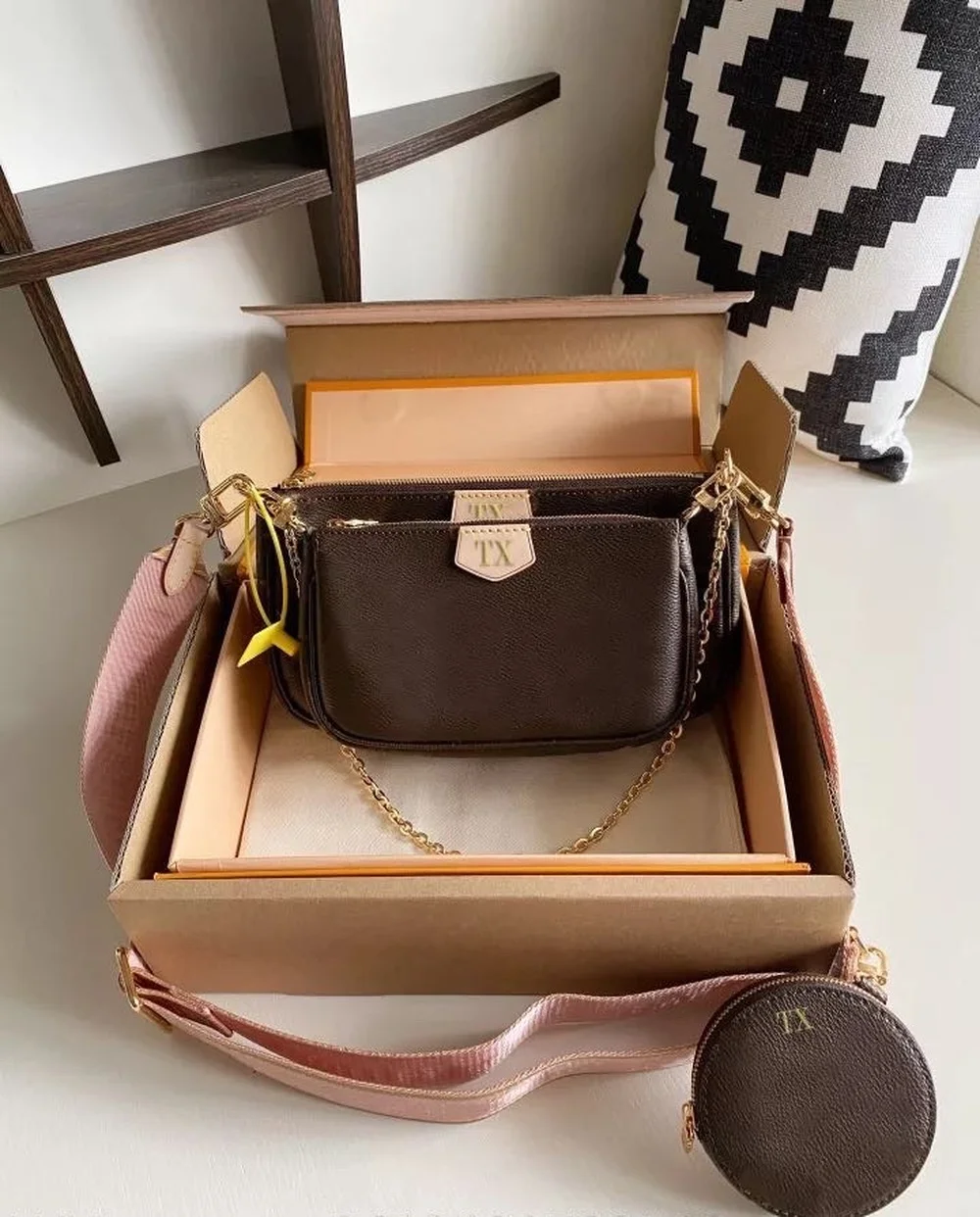 

The new three-piece suit can be hand-carried or cross-carried. Small and exquisite classic style designer handbags