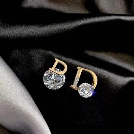 

Earrings 2021 Trend New Personality Shiny D Letter Asymmetric Earrings Party Fashion Trendsetter Earrings for Women Jewelry