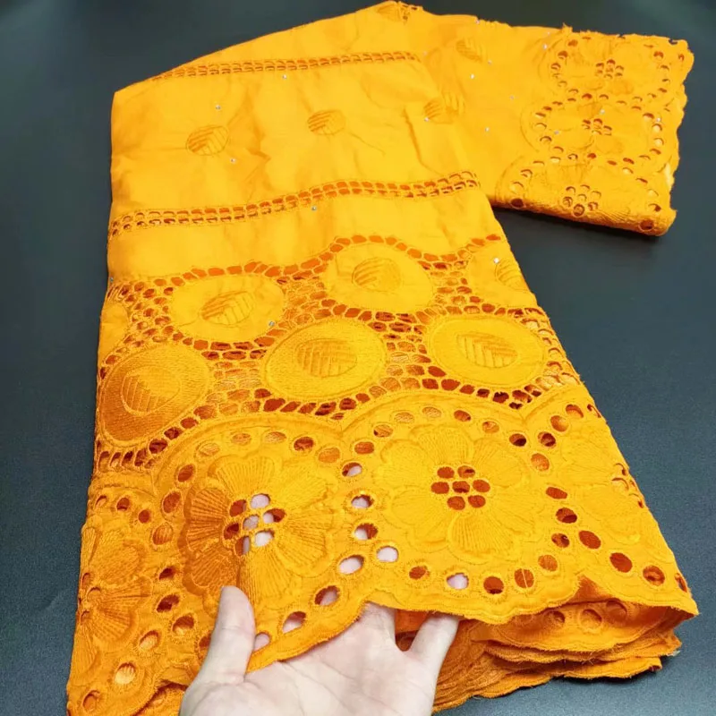 

Новейший дизайн, африканская кружевная ткань из 100% хлопка, 2021 Высококачественная чистая белая нигерийская швейцарская вуаль в Швейцарии