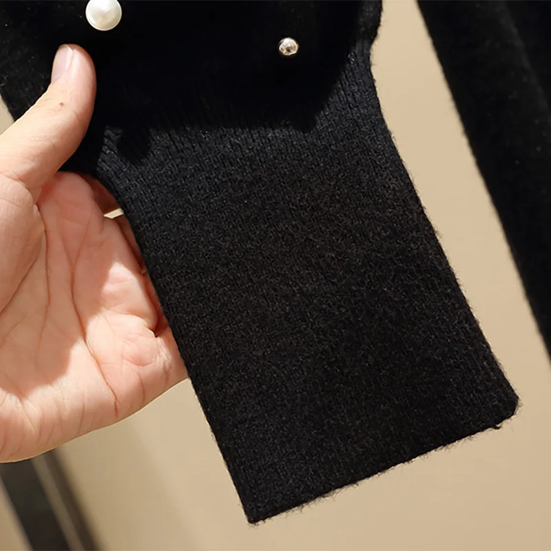 Прямое женское однотонное теплое платье трикотажное до колена с длинным рукавом