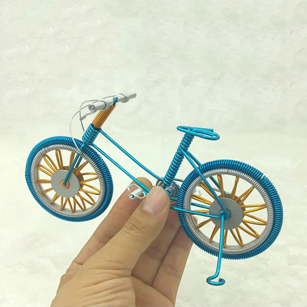 

Creative Model Metal Crafts Figurine Miniatures Home Decoration Ornaments (Random Color)