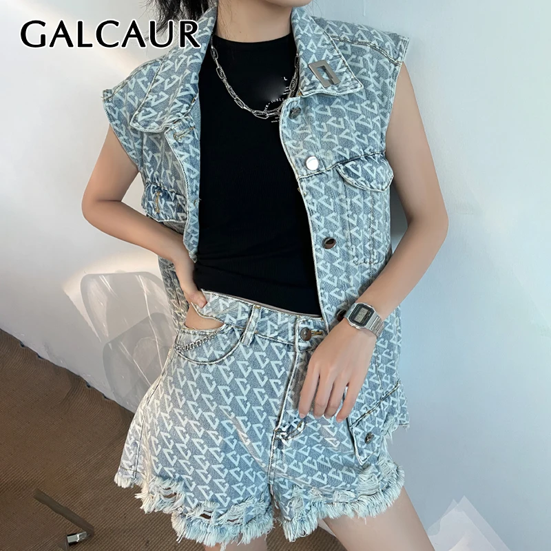 

Комплект из двух предметов GALCAUR женский из джинсовой ткани, куртка без рукавов, с отложным воротником, карманами, свободные шорты с завышенн...