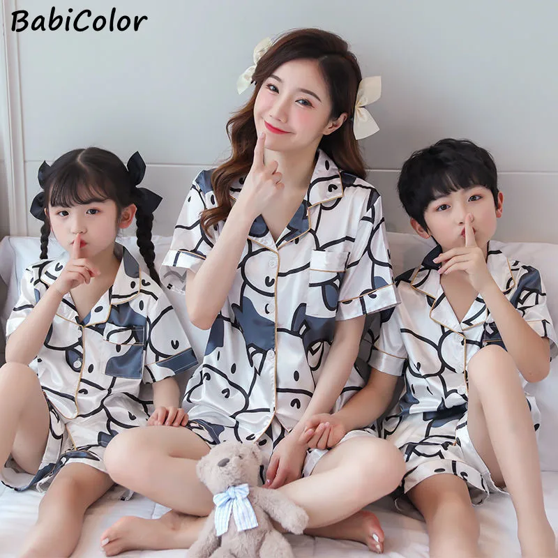 

Семейные детские пижамы хлопковая одежда с короткими рукавами для родителей и детей тонкая Домашняя одежда с принтом клубники для мамы и до...