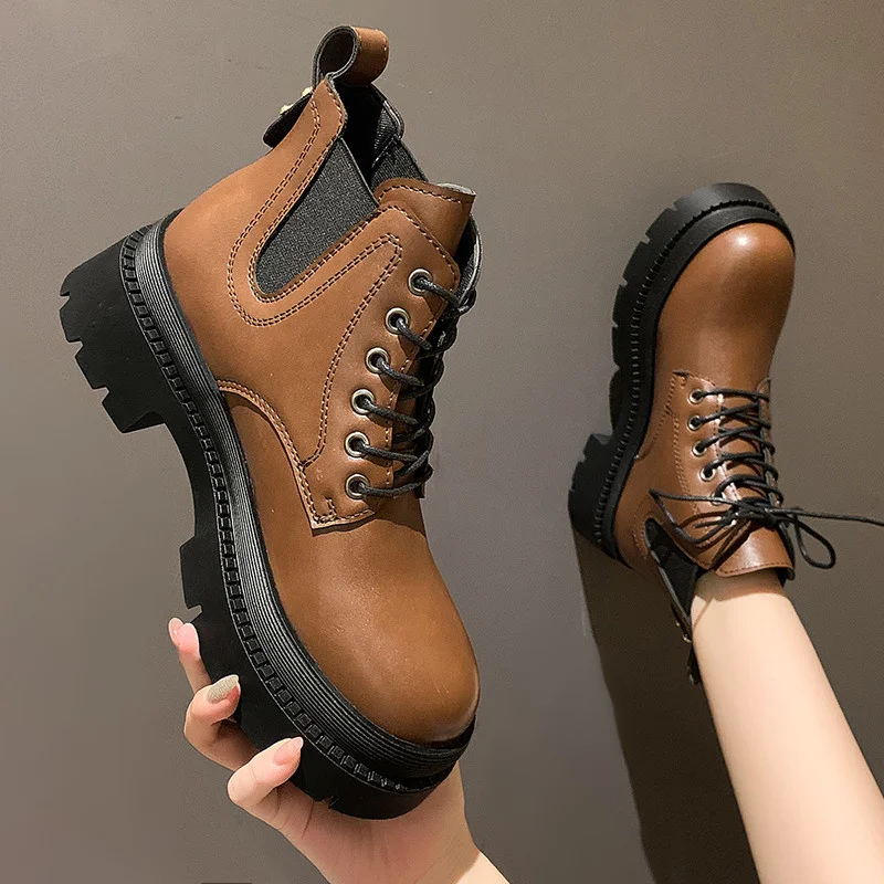 

Женская обувь, осенние ботинки с круглым носком, женские кожаные ботильоны со шнуровкой 2021, элегантные дамские резиновые ботинки в Стиле Ло...