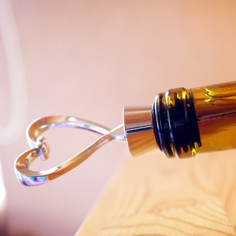 

Elegant Love Heart Shaped Twist Thread Sealed Wine Bottle Stopper For Bar
