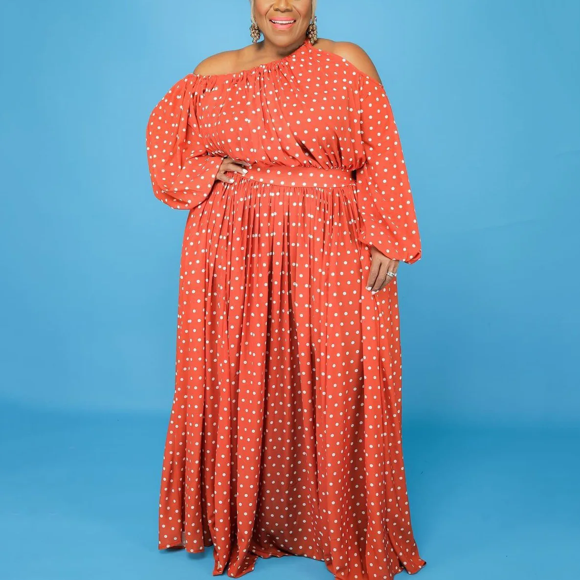 Женское вечернее платье в горошек с открытыми плечами и высокой талией - купить