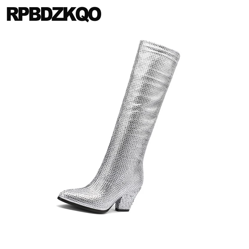 Женские сапоги до колена серебристые дизайнерские на высоком массивном каблуке с острым носком и