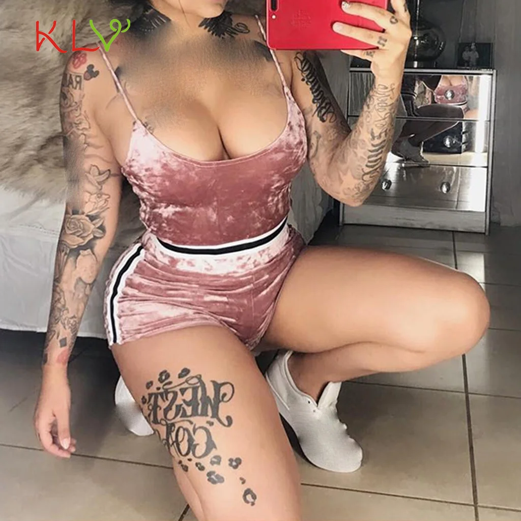 Женский Бархатный спортивный костюм облегающий из двух предметов укороченный