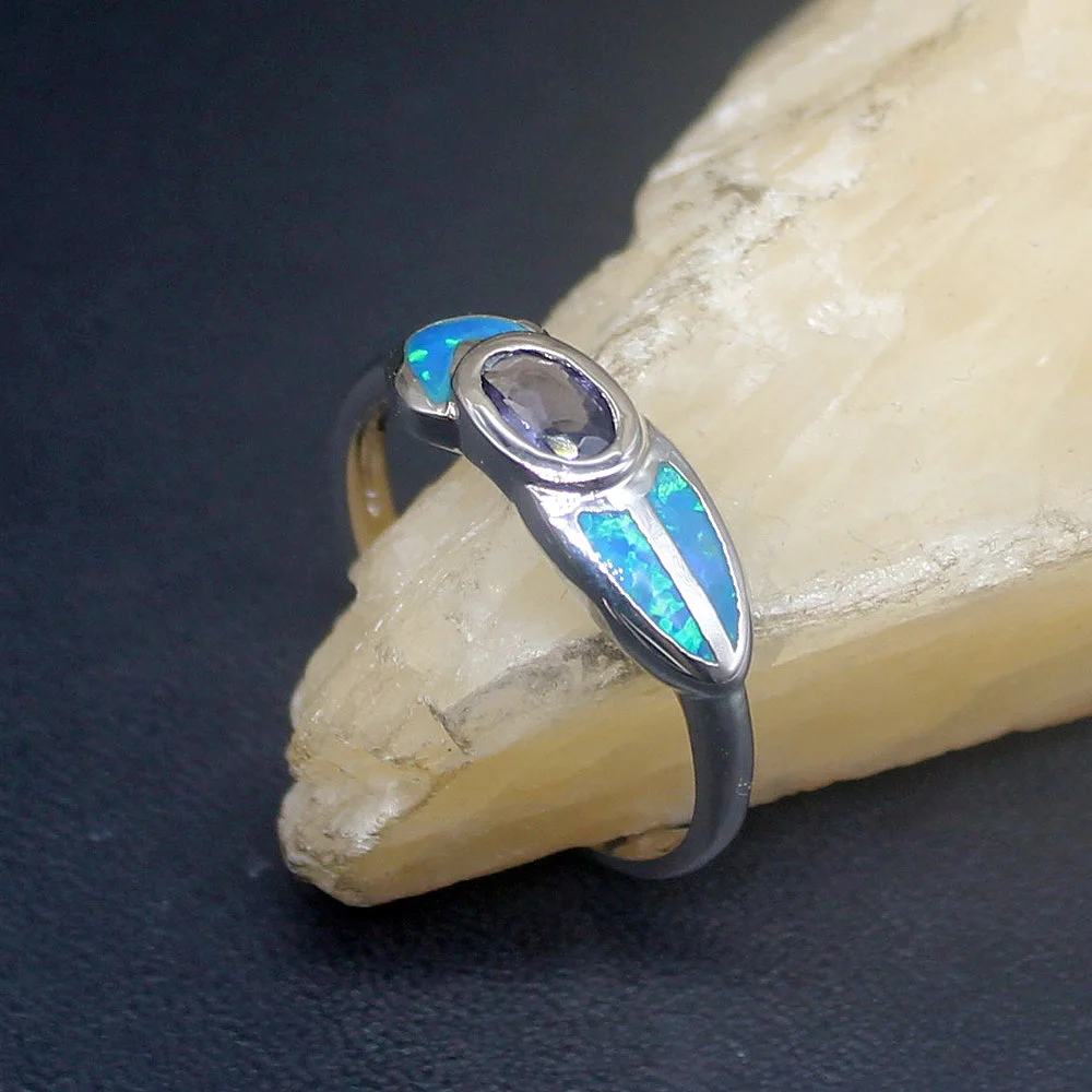 

Женское кольцо из серебра 925 пробы с синим огненным опалом и фиолетовым аметистом