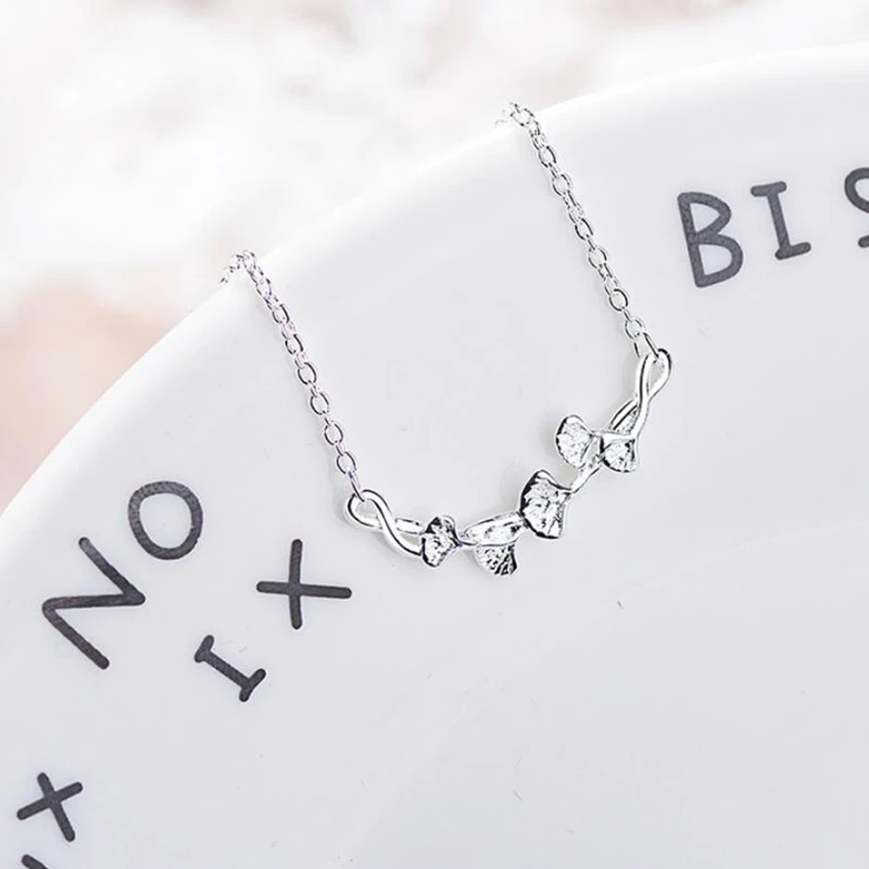 

Fashion Fresh Girl Gingko Leaf Pendant Necklace Korean Simple Silver Plated Clavicle Chain Suitable for Charm Lady Party Jewelry
