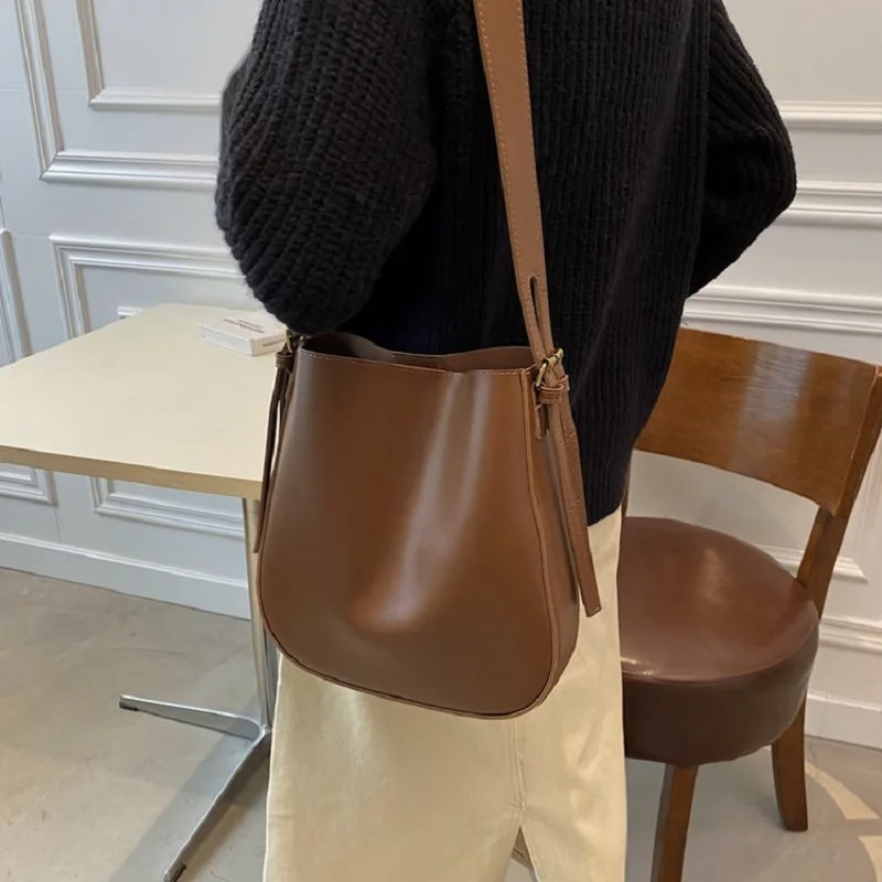 

Korean Simple Bucket Bag Women's 2021 New Wide Shoulder Strap Single Shoulder Messenger Bag Simple Atmosphere Versatile Bag Bags
