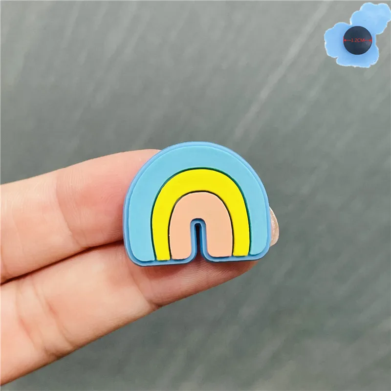 Оптовая продажа 50 штук ПВХ Радужная Красная Вино Охлаждающие Обувные Аксессуары Садовые Украшения для Обуви Подходит для Крокс Jibz Шармов Браслета Подарки на Рождество.