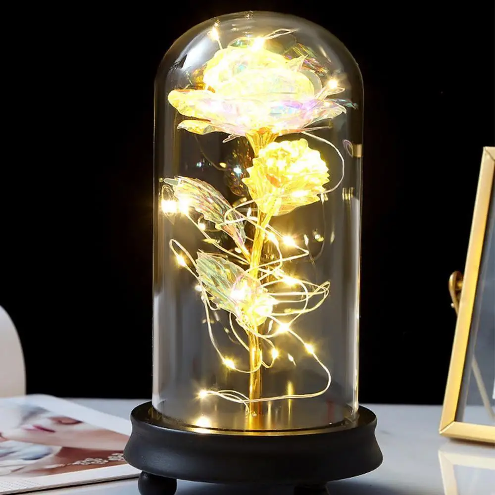 Несколько цветов красная роза в стеклянном куполе на деревянной основе для