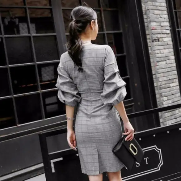 Серое платье в клетку с рукавами-фонариками и перекрестным v-образным вырезом