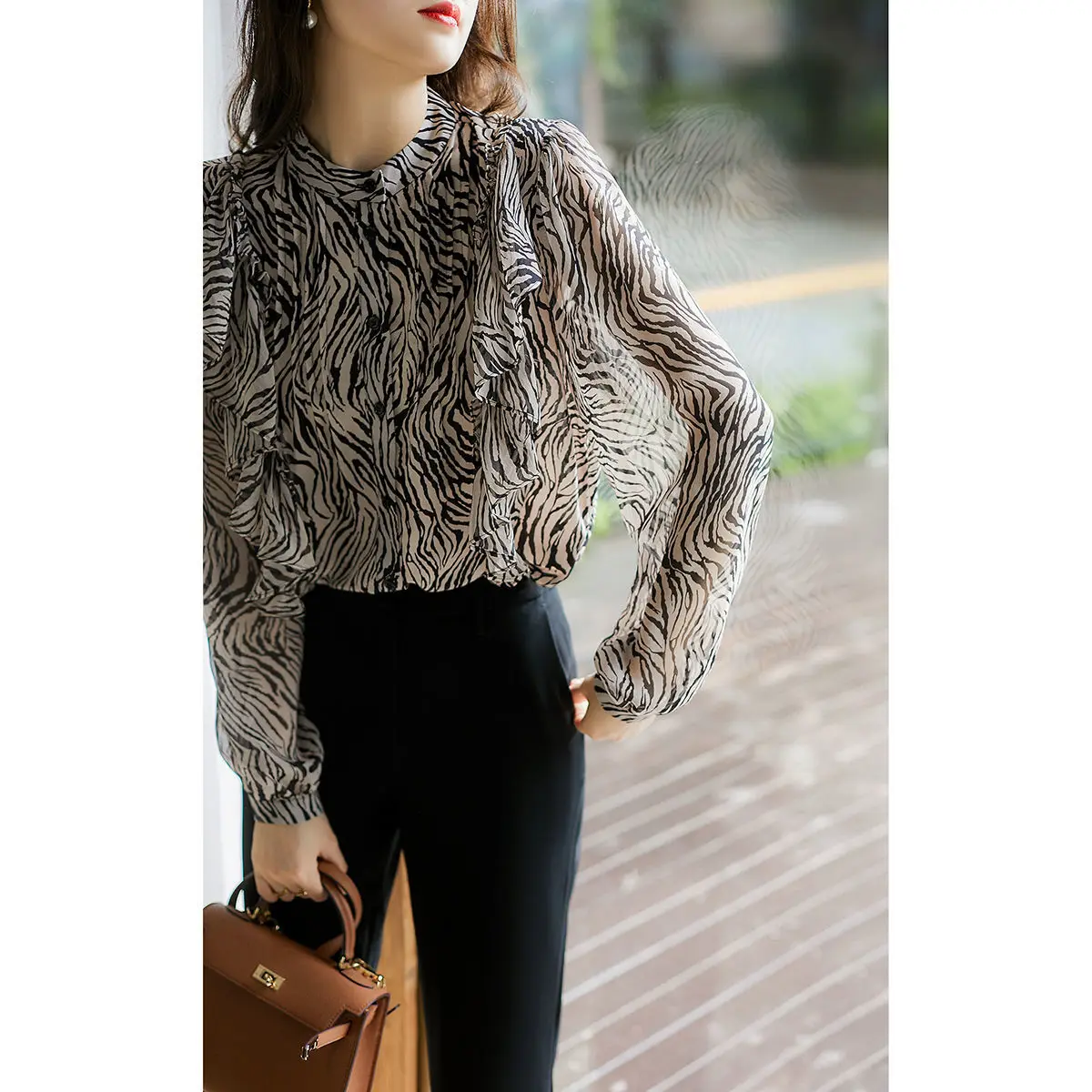 Блузка женская шифоновая демисезонная с круглым вырезом и бахромой | Женская