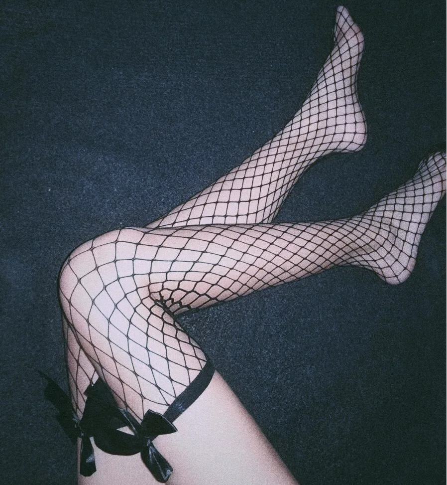 Соблазнительные обтягивающие чулки в сеточку с бантом соблазнительные