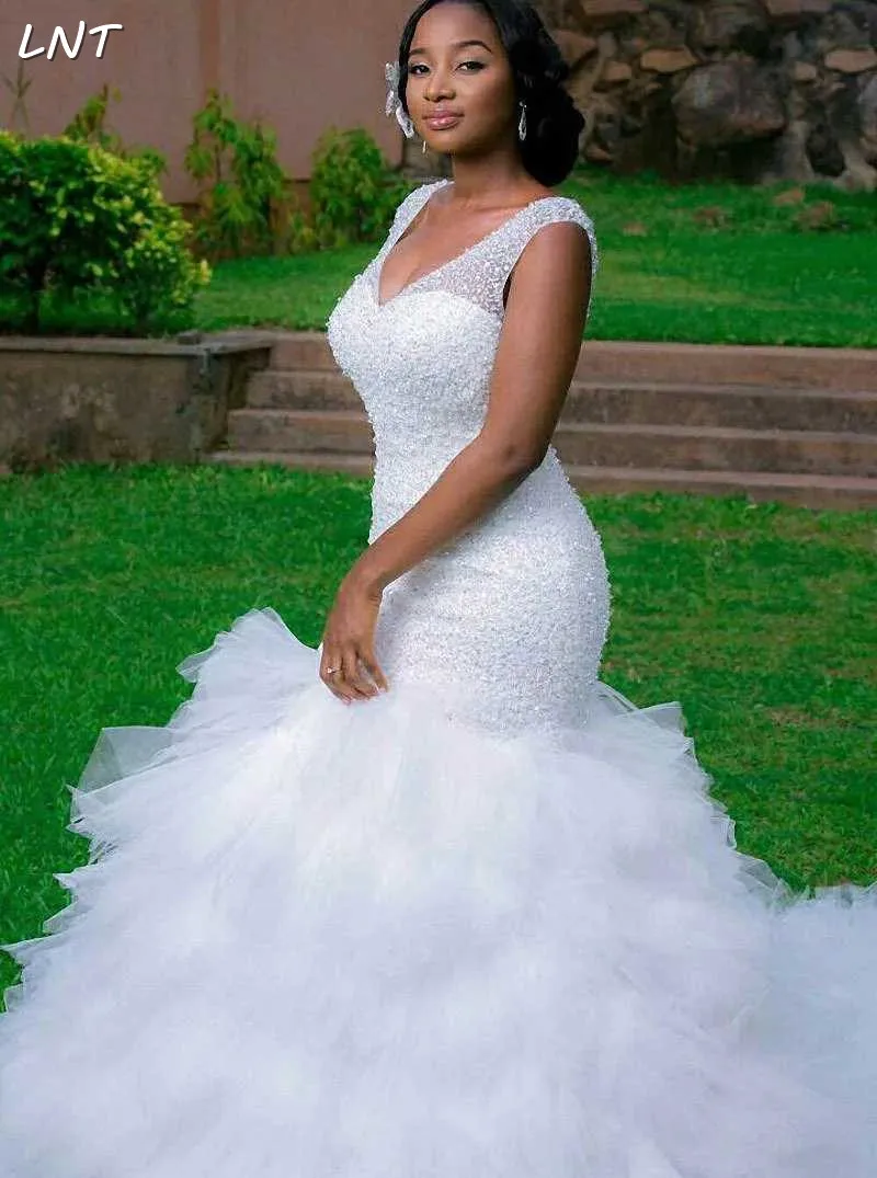 Женское платье с V-образным вырезом и юбкой в несколько рядов | Свадьбы торжества