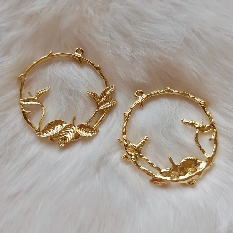 Оправа для ювелирных изделий в виде ажурных листьев с листьями отверстием сзади