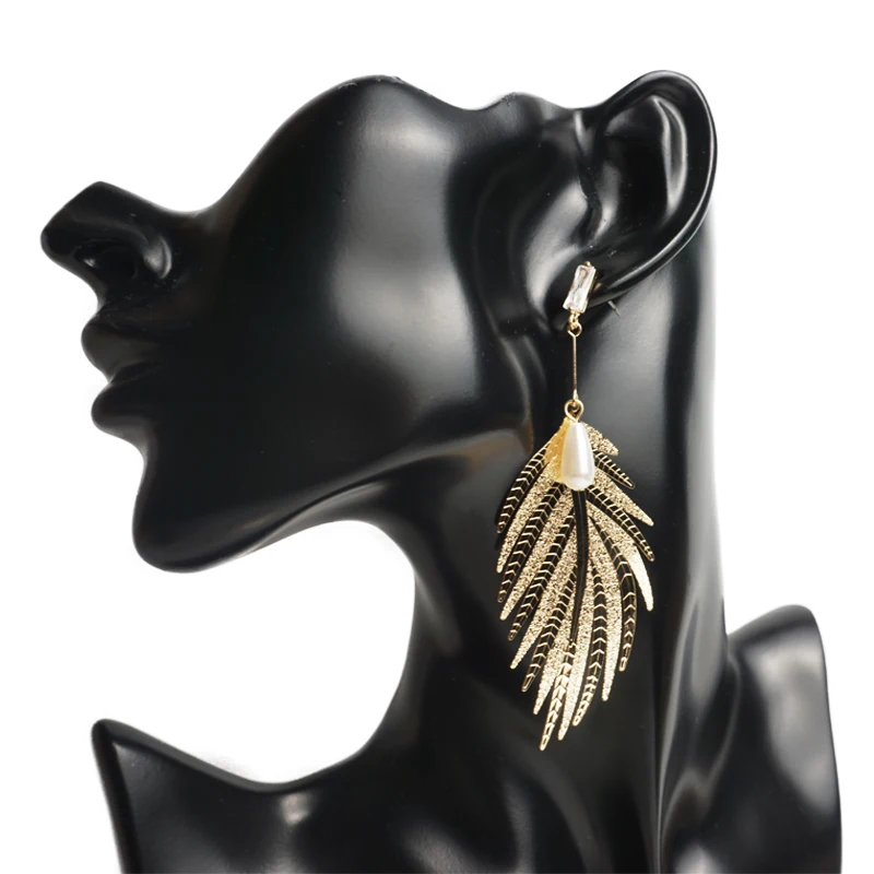 Серьги-подвески женские серебряного цвета с перьями и искусственным жемчугом |